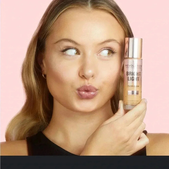 Makeup Revolution Bright Light Face Glow Medium Light - Picture 2 of 9